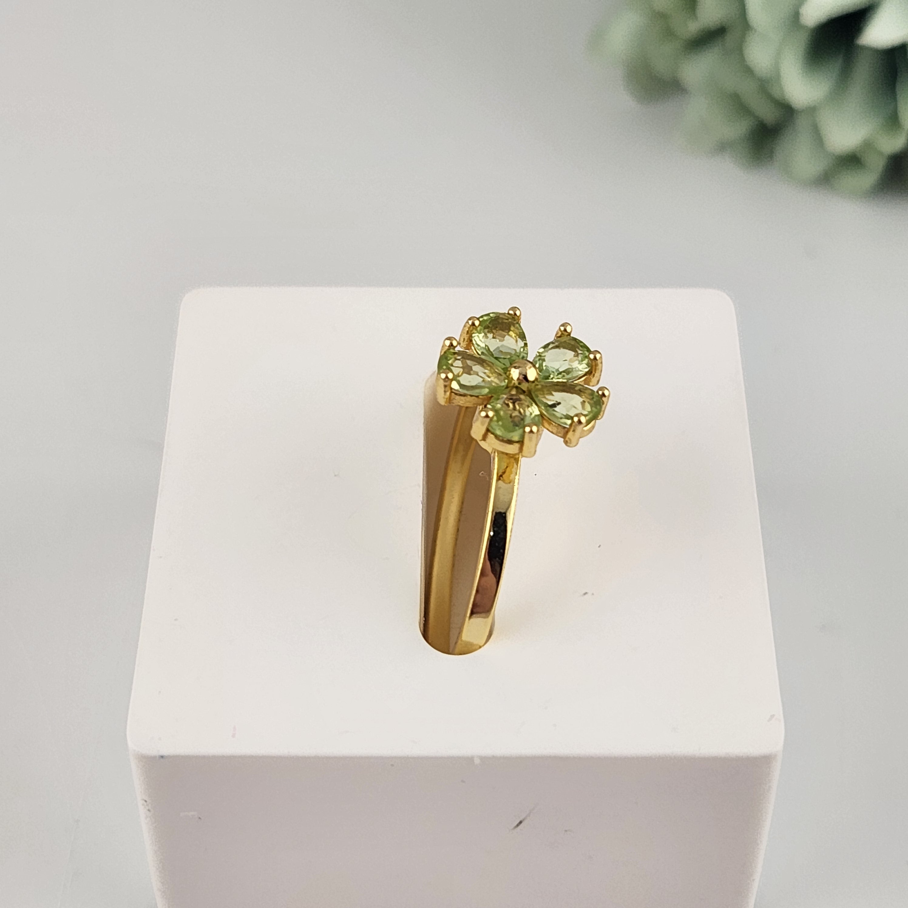 Fidget Spinning Peridot Flower Ring - Gold Adjustable