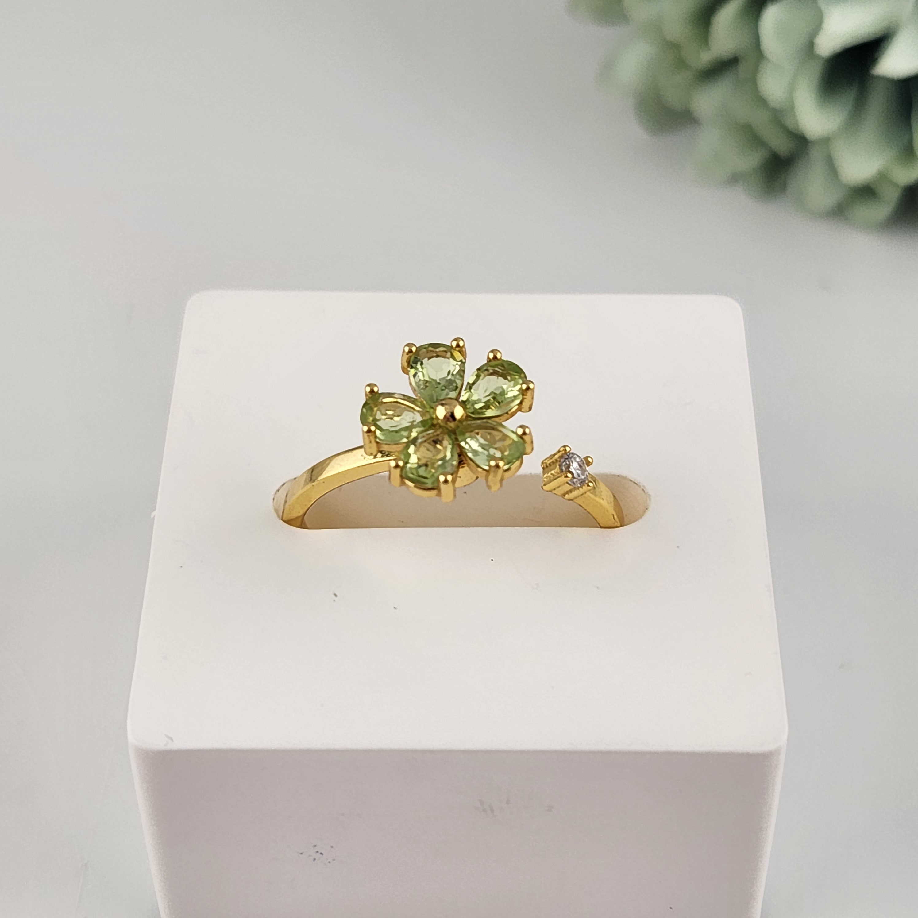 Fidget Spinning Peridot Flower Ring - Gold Adjustable