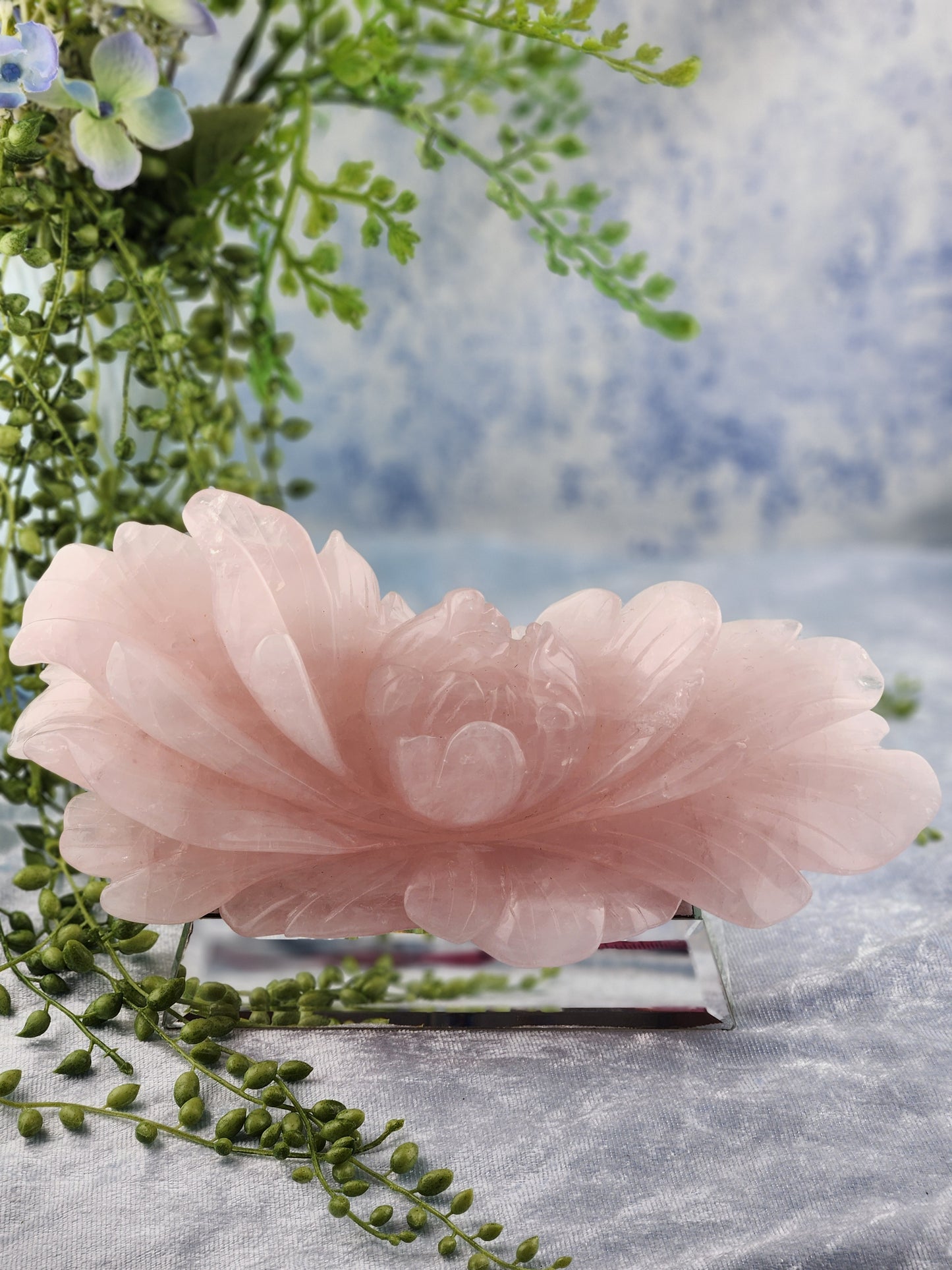 Rose Quartz Flower - XL *Misfit 1 x small chip*